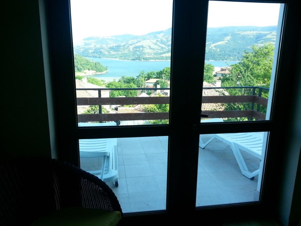 Mihaela Lake Retreat Gnyazdovo Bagian luar foto
